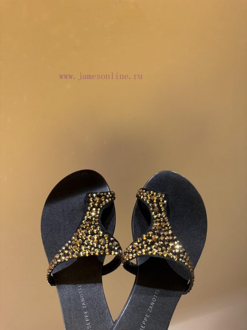 The mostGIUSEPPE ZANOTTI GZ's pair of rhinestone slippersThis series of slippers really give2p632l4t - Image 8
