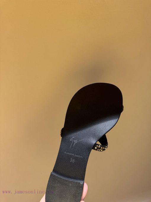 The mostGIUSEPPE ZANOTTI GZ's pair of rhinestone slippersThis series of slippers really give2p632l4t - Image 9