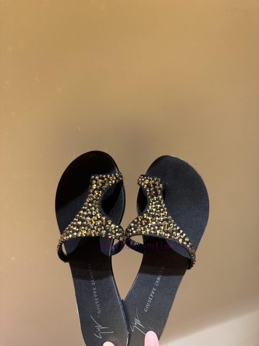 The mostGIUSEPPE ZANOTTI GZ's pair of rhinestone slippersThis series of slippers really give2p632l4t - Image 10