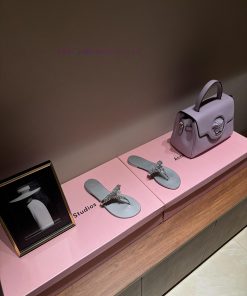 The mostGIUSEPPE ZANOTTI GZ's pair of rhinestone slippersThis series of slippers really givec57ypen5