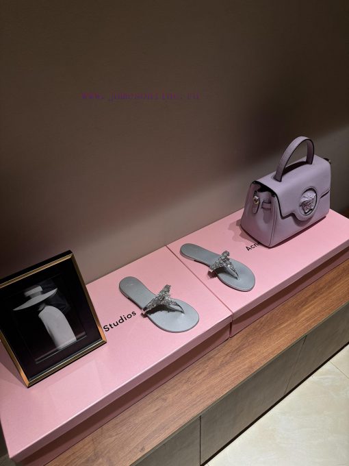 The mostGIUSEPPE ZANOTTI GZ's pair of rhinestone slippersThis series of slippers really givec57ypen5