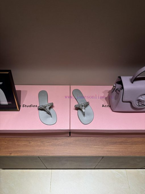 The mostGIUSEPPE ZANOTTI GZ's pair of rhinestone slippersThis series of slippers really givec57ypen5 - Image 3