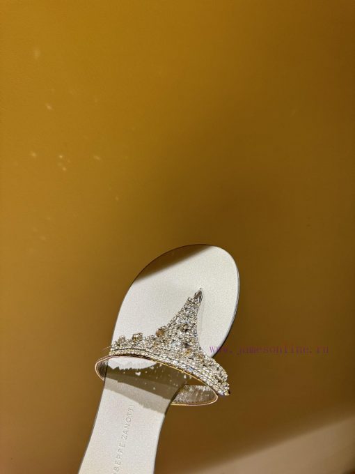 The mostGIUSEPPE ZANOTTI GZ's pair of rhinestone slippersThis series of slippers really givec57ypen5 - Image 5