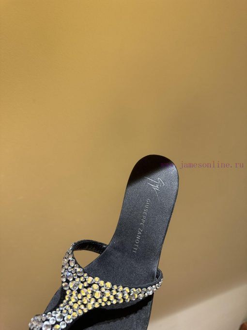 The mostGIUSEPPE ZANOTTI GZ's pair of rhinestone slippersThis series of slippers really give7ncqiavv - Image 6