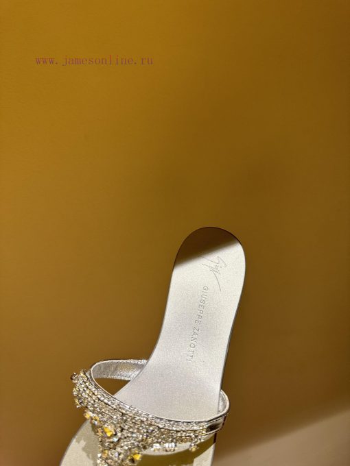 The mostGIUSEPPE ZANOTTI GZ's pair of rhinestone slippersThis series of slippers really givec57ypen5 - Image 7