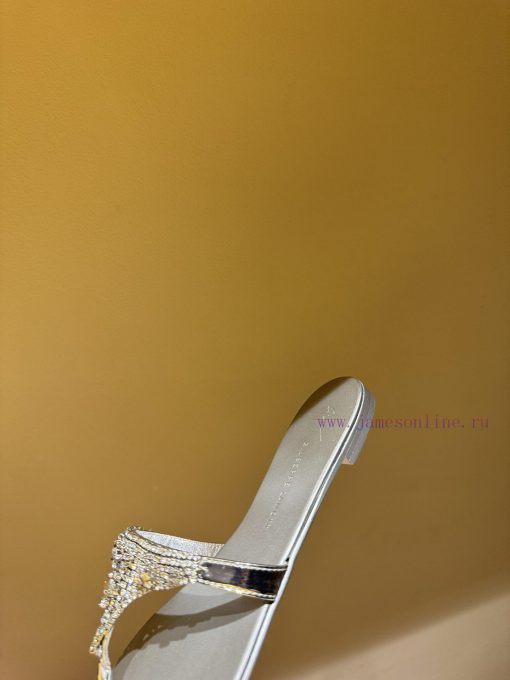 The mostGIUSEPPE ZANOTTI GZ's pair of rhinestone slippersThis series of slippers really givec57ypen5 - Image 8