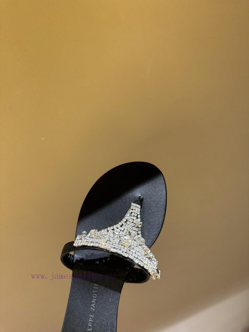 The mostGIUSEPPE ZANOTTI GZ's pair of rhinestone slippersThis series of slippers really give51qhwn1h - Image 5