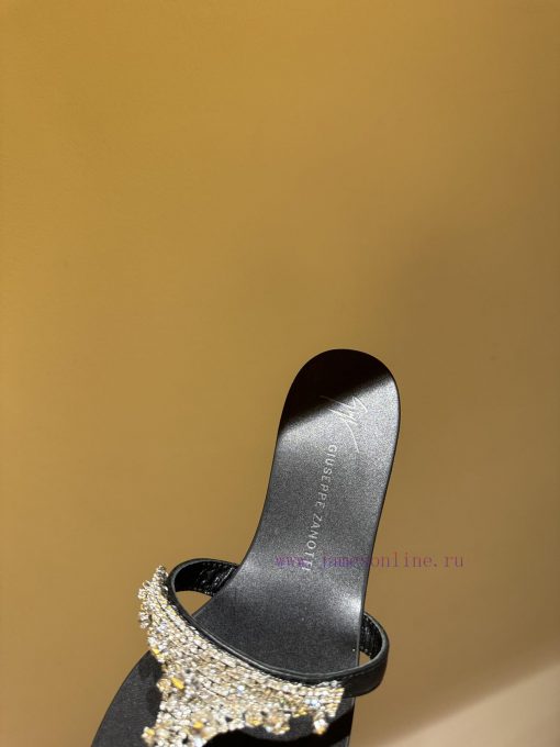 The mostGIUSEPPE ZANOTTI GZ's pair of rhinestone slippersThis series of slippers really give51qhwn1h - Image 7