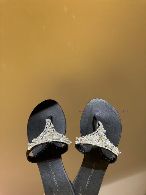 The mostGIUSEPPE ZANOTTI GZ's pair of rhinestone slippersThis series of slippers really give51qhwn1h - Image 10