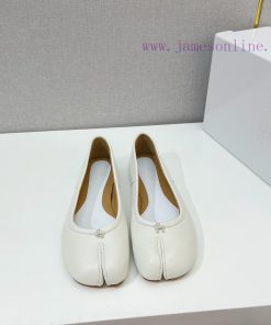 Upgraded version, MaisonMargiela Martin Margiela, a classic split toe single shoe Half a tragray4k45