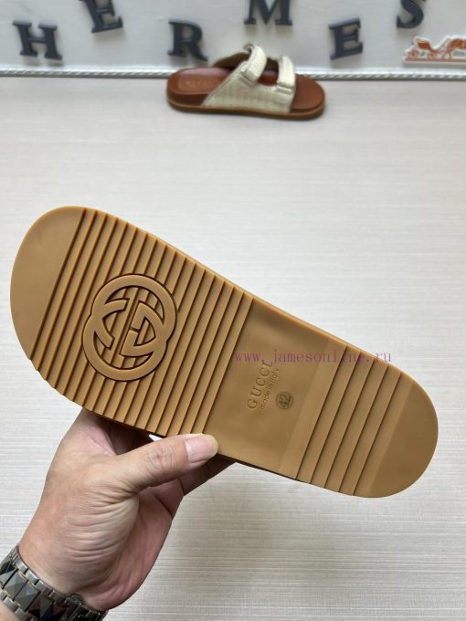 GucciGucci's popular men's fashion slippers are a must-have for spring and summer. The shoe tg7rasrd - Image 10