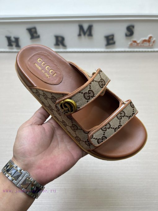 GucciGucci's popular men's fashion slippers are a must-have for spring and summer. The shoe qzogqwd2 - Image 2