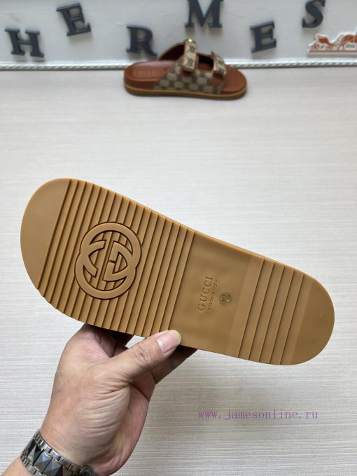 GucciGucci's popular men's fashion slippers are a must-have for spring and summer. The shoe qzogqwd2 - Image 10