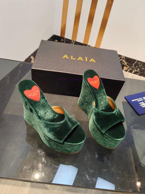 ALAIA's latest hate sky high water table slippers for 2024, with a unique heart-shaped desigledxc39o - Image 3