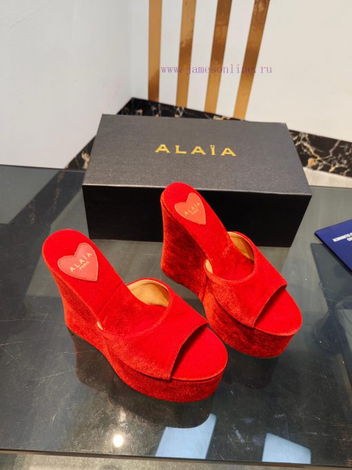 ALAIA's latest hate sky high water table slippers for 2024, with a unique heart-shaped desigoooqw299 - Image 3