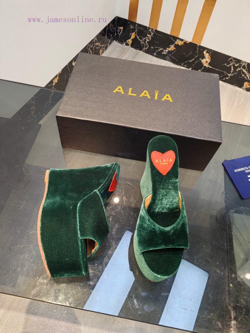 ALAIA's latest hate sky high water table slippers for 2024, with a unique heart-shaped desigledxc39o - Image 8