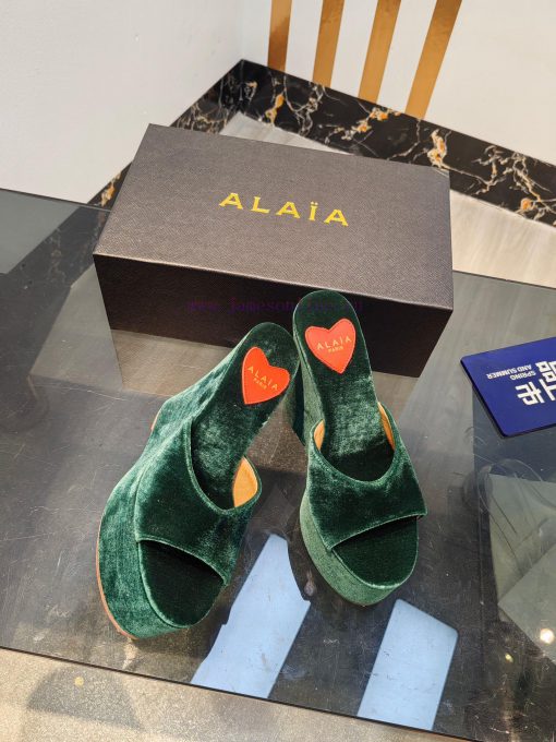 ALAIA's latest hate sky high water table slippers for 2024, with a unique heart-shaped desigledxc39o - Image 9