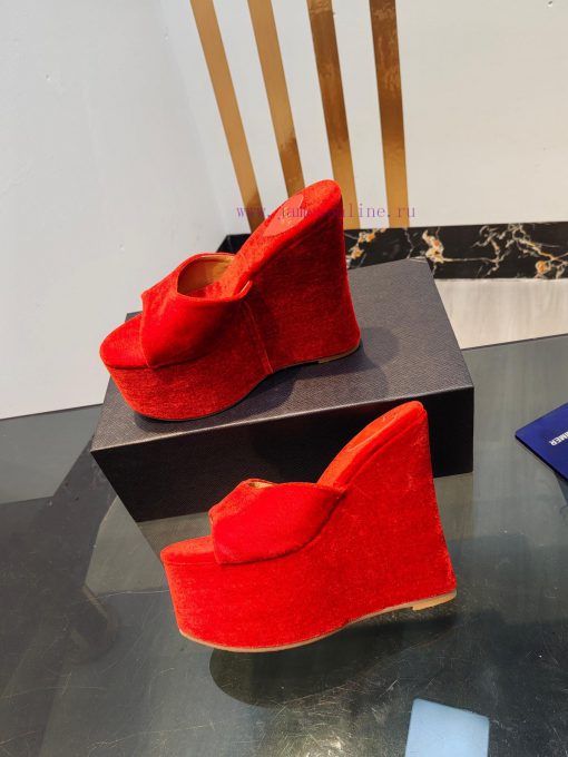 ALAIA's latest hate sky high water table slippers for 2024, with a unique heart-shaped desigoooqw299 - Image 5