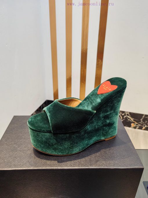ALAIA's latest hate sky high water table slippers for 2024, with a unique heart-shaped desigledxc39o - Image 10