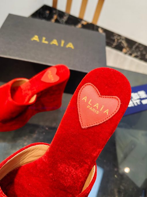 ALAIA's latest hate sky high water table slippers for 2024, with a unique heart-shaped desigoooqw299 - Image 7