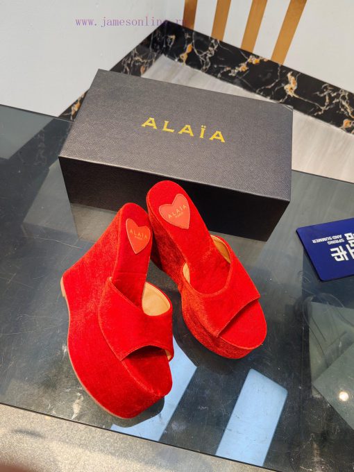 ALAIA's latest hate sky high water table slippers for 2024, with a unique heart-shaped desigoooqw299 - Image 9