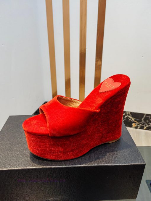 ALAIA's latest hate sky high water table slippers for 2024, with a unique heart-shaped desigoooqw299 - Image 10