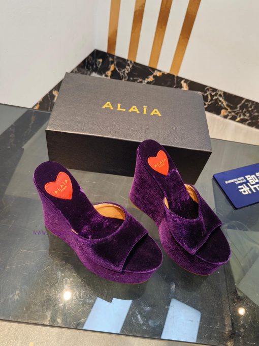 ALAIA's latest hate sky high water table slippers for 2024, with a unique heart-shaped desigup2yfr9u - Image 3
