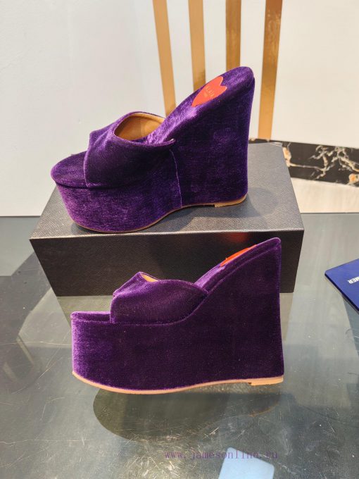 ALAIA's latest hate sky high water table slippers for 2024, with a unique heart-shaped desigup2yfr9u - Image 5