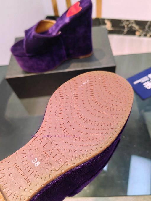 ALAIA's latest hate sky high water table slippers for 2024, with a unique heart-shaped desigup2yfr9u - Image 6