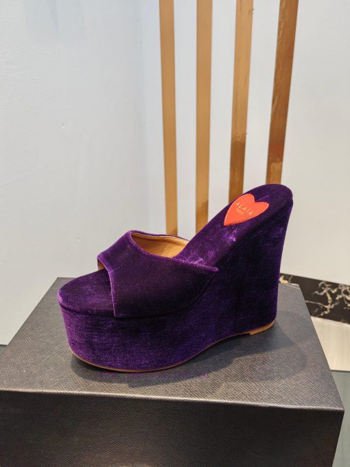 ALAIA's latest hate sky high water table slippers for 2024, with a unique heart-shaped desigup2yfr9u - Image 10