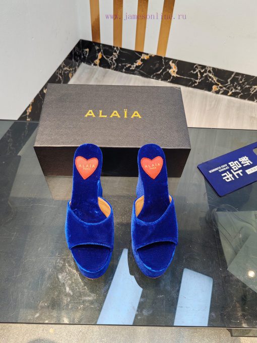 ALAIA's latest hate sky high water table slippers for 2024, with a unique heart-shaped desig2cadb9a6