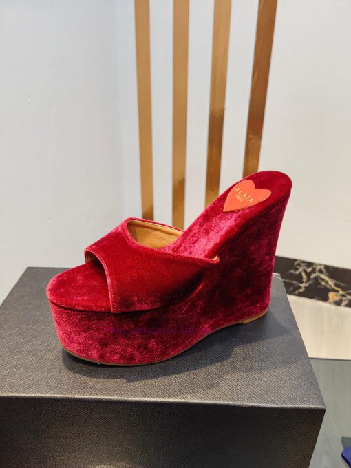 ALAIA's latest hate sky high water table slippers for 2024, with a unique heart-shaped desigbuxoruvy - Image 10