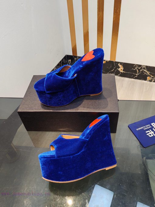 ALAIA's latest hate sky high water table slippers for 2024, with a unique heart-shaped desig2cadb9a6 - Image 5