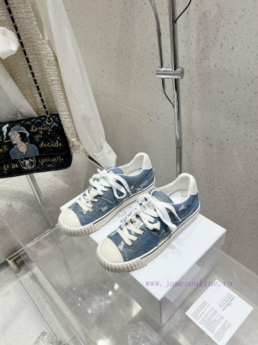 MaisonMargiela MM6, a worn-out German style training shoe, is a casual sports shoeThis Germavcr6p9st