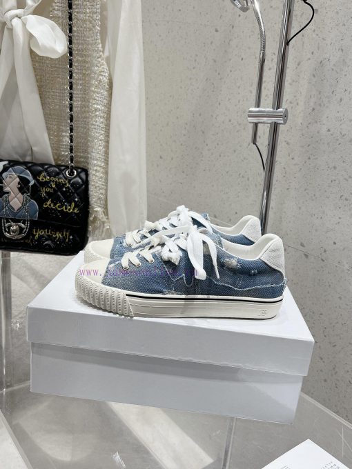 MaisonMargiela MM6, a worn-out German style training shoe, is a casual sports shoeThis Germavcr6p9st - Image 5