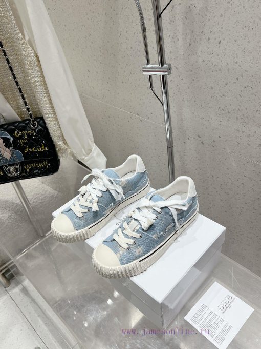 MaisonMargiela MM6, a worn-out German style training shoe, is a casual sports shoeThis Germa8pjzxtm9