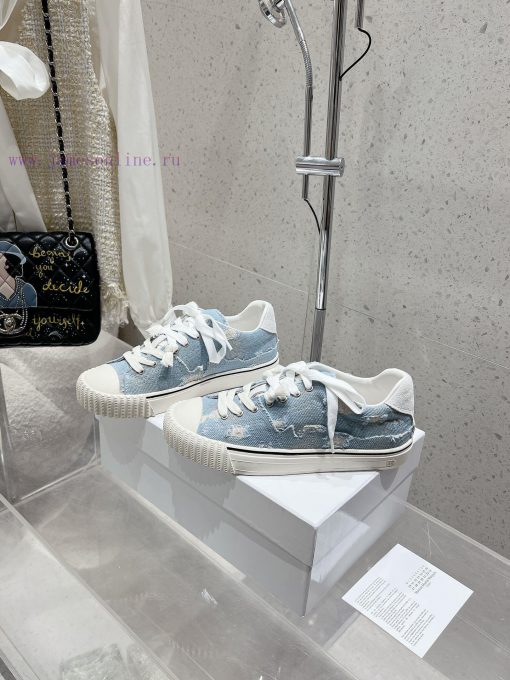MaisonMargiela MM6, a worn-out German style training shoe, is a casual sports shoeThis Germa8pjzxtm9 - Image 3
