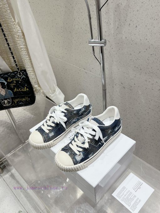 MaisonMargiela MM6, a worn-out German style training shoe, is a casual sports shoeThis Germa3bsv2z75