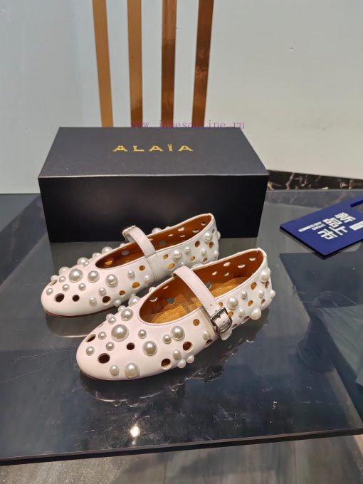 ALAIA's latest ballet shoes for 2024, featuring a unique heart-shaped design and a sexy look6lbxtgaq - Image 4