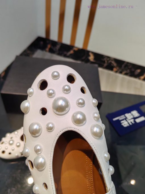 ALAIA's latest ballet shoes for 2024, featuring a unique heart-shaped design and a sexy look6lbxtgaq - Image 5