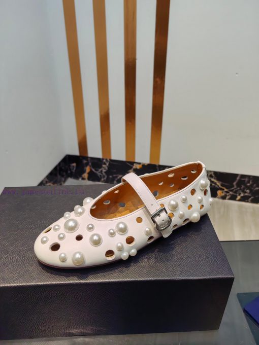 ALAIA's latest ballet shoes for 2024, featuring a unique heart-shaped design and a sexy look6lbxtgaq - Image 10