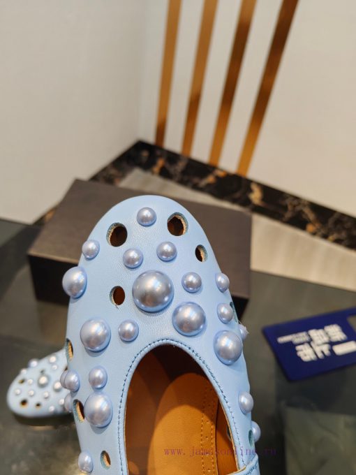 ALAIA's latest ballet shoes for 2024, featuring a unique heart-shaped design and a sexy lookj5n40jlx - Image 5
