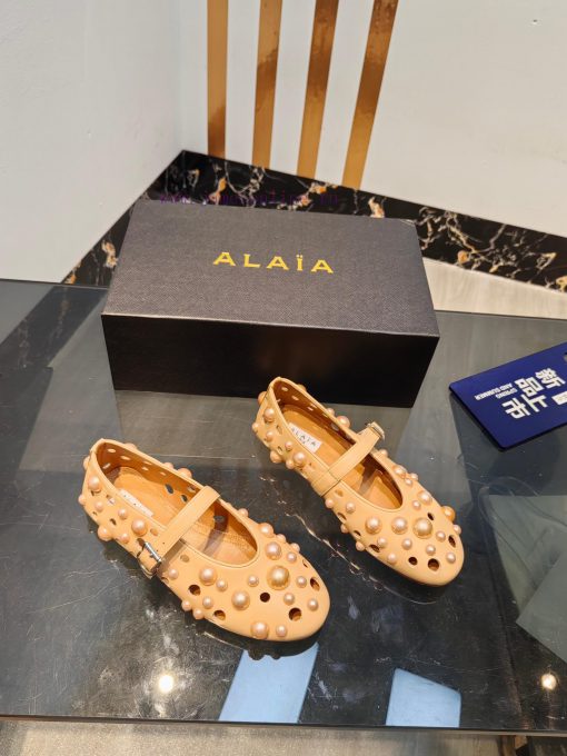 ALAIA's latest ballet shoes for 2024, featuring a unique heart-shaped design and a sexy lookz3wnkqoq - Image 3