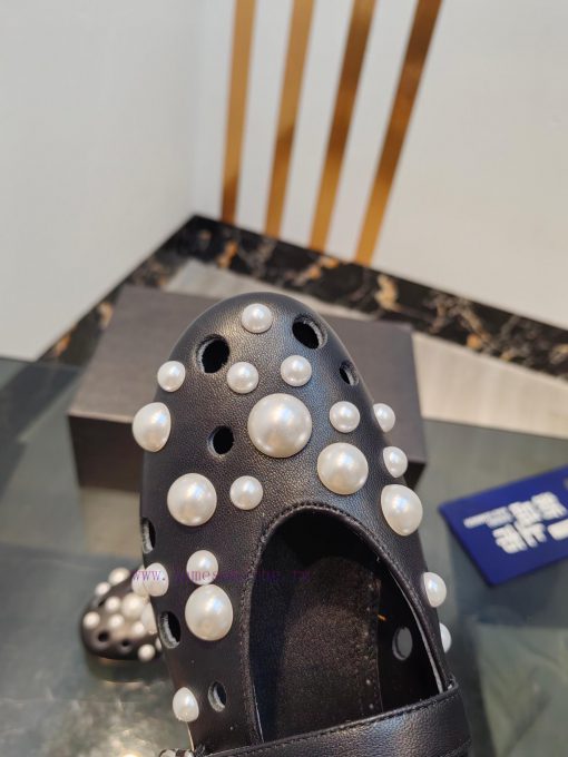 ALAIA's latest ballet shoes for 2024, featuring a unique heart-shaped design and a sexy lookbs0r9cy6 - Image 5