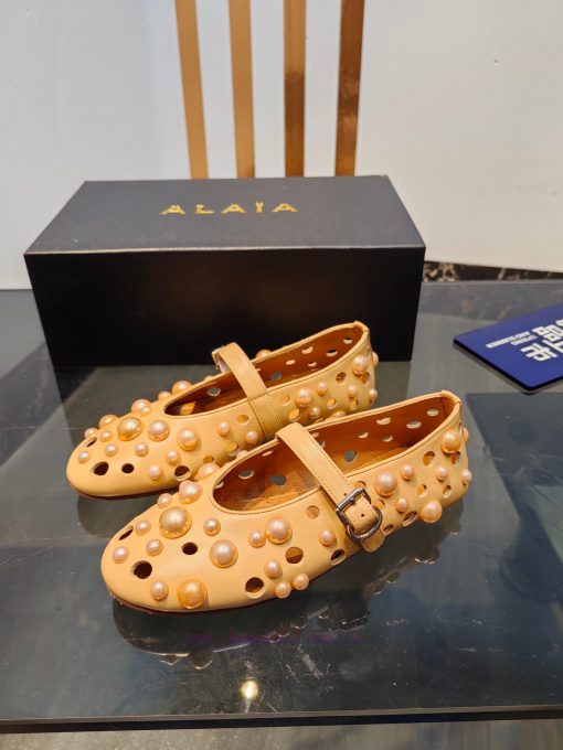 ALAIA's latest ballet shoes for 2024, featuring a unique heart-shaped design and a sexy lookz3wnkqoq - Image 4