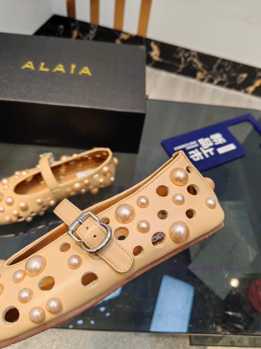 ALAIA's latest ballet shoes for 2024, featuring a unique heart-shaped design and a sexy lookz3wnkqoq - Image 6