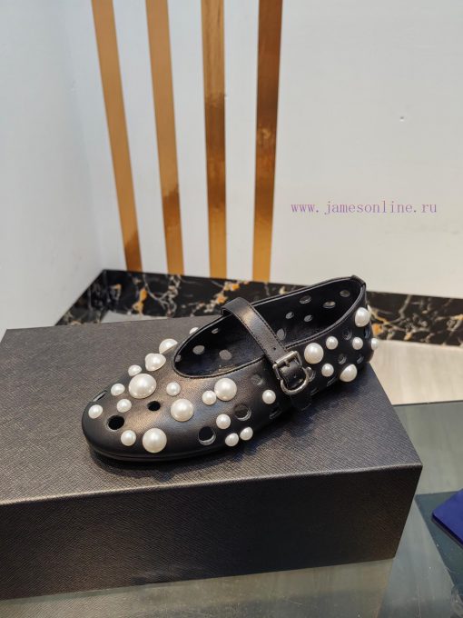 ALAIA's latest ballet shoes for 2024, featuring a unique heart-shaped design and a sexy lookbs0r9cy6 - Image 10