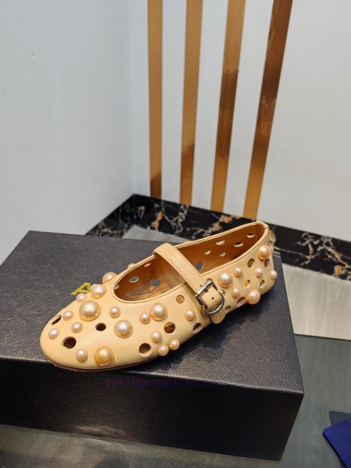 ALAIA's latest ballet shoes for 2024, featuring a unique heart-shaped design and a sexy lookz3wnkqoq - Image 10