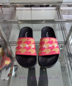 Marni's new spring and summer couple style slippers exude the necessary atmosphere for summej4jv1e7a
