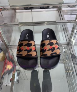 Marni's new spring and summer couple style slippers exude the necessary atmosphere for summe15kw87iy